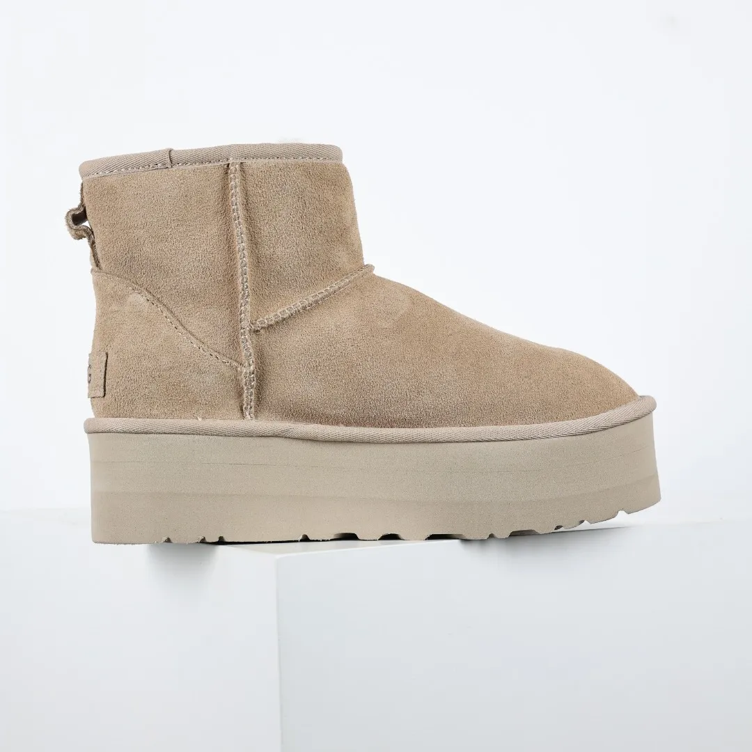 Pick up locally 💰580 Core recommended good price It is a very suitable choice for home furnishings. In the new year, uug launched a series of styles, which are partial to the preferences of young consumers and have also moved to the forefront of fashion trends. Shoe body material: water-repellent coated suede upper, 17 mm UGGPURE™ implantable wool insole, lightweight non-slip and comfortable rubber outsole, with brand LOGO and trademark, with full packaging Size: 35 36 37 38 39 40